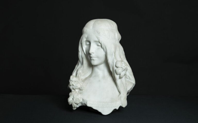Ecole française vers 1900 - Buste de femme à la coiffure ornée de fleurs - Scul…