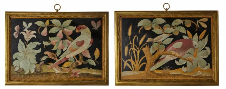 Ecole italienne - "Oiseaux et papillons" - Paire de plaques en marbre scagliole…