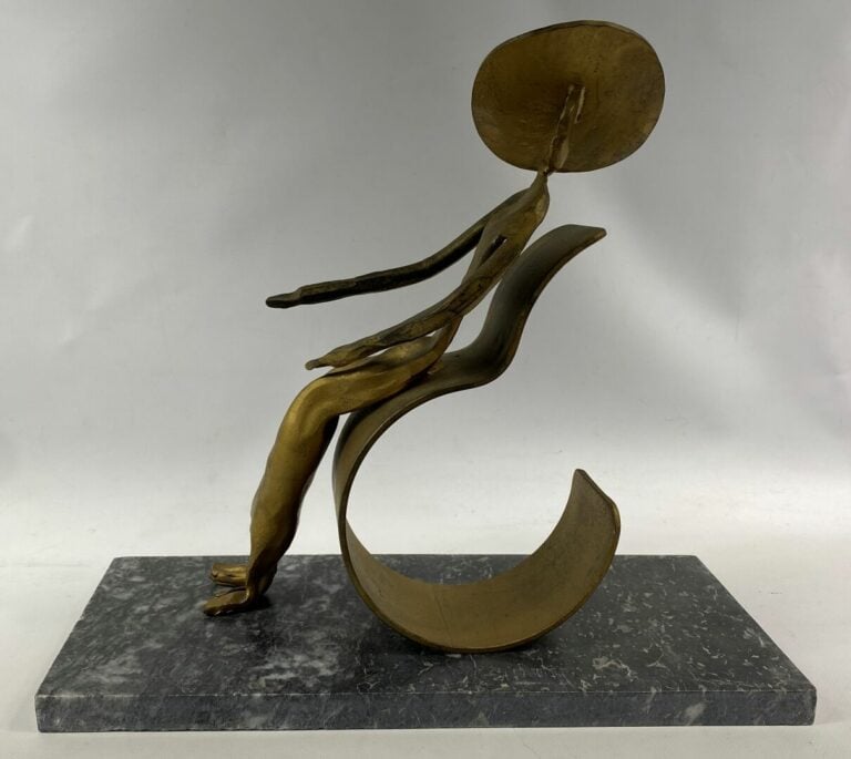Ecole moderne - Femme au chapeau - Sculpture en métal doré - H : 33.5 cm - Socl…