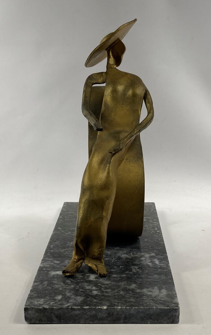 Ecole moderne - Femme au chapeau - Sculpture en métal doré - H : 33.5 cm - Socl…