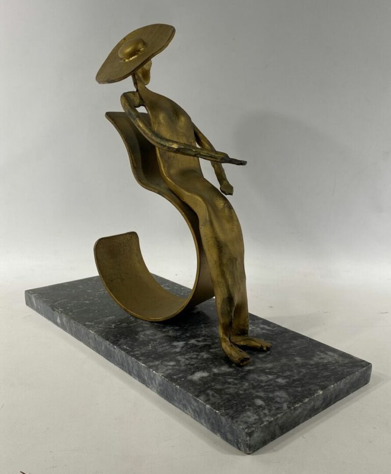 Ecole moderne - Femme au chapeau - Sculpture en métal doré - H : 33.5 cm - Socl…