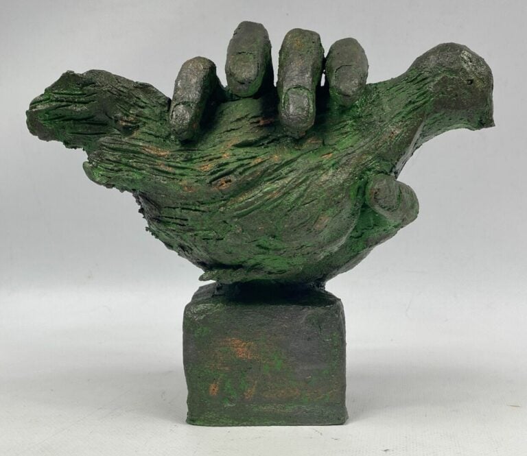 Ecole moderne - Oiseau dans une main - Epreuve en composition imitant le bronze…