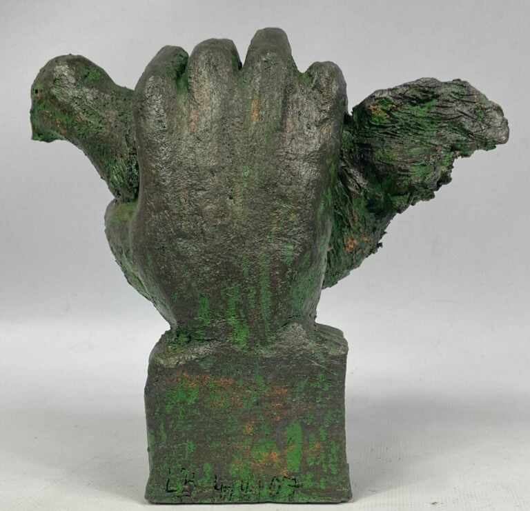 Ecole moderne - Oiseau dans une main - Epreuve en composition imitant le bronze…