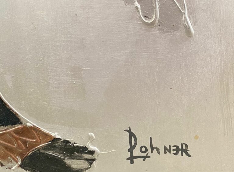 Ecole moderne - Panneau figurant un personnage sur fond argenté - Signé en bas…