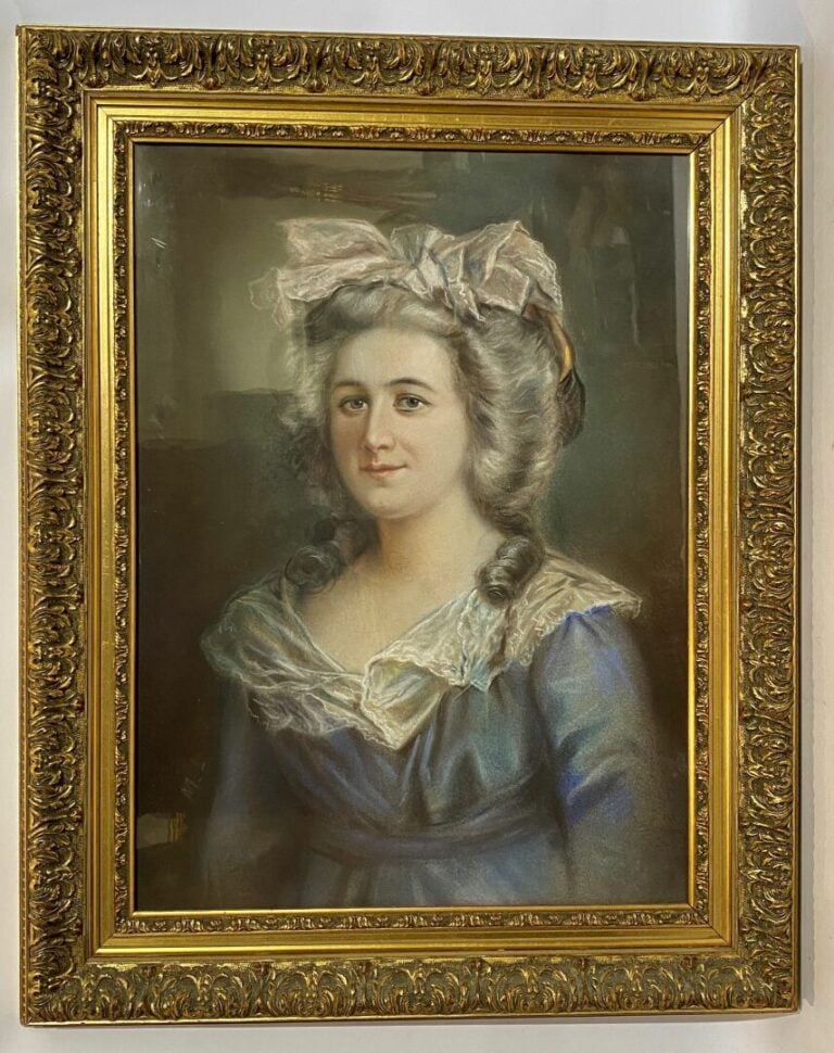 Ecole moderne - Portrait de femme - Pastel sur papier, monogrammé en bas vers l…