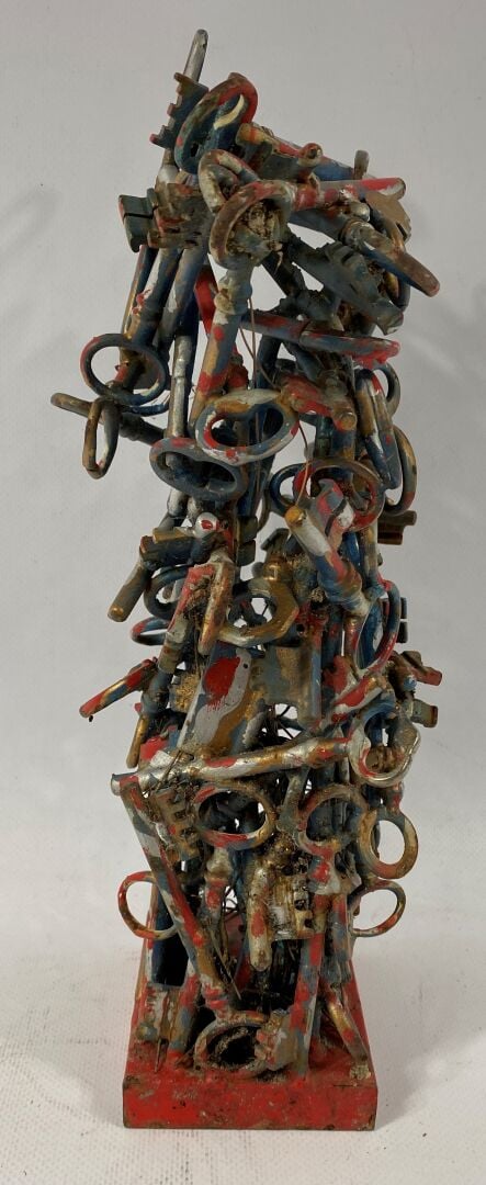 Ecole moderne - Sculpture composée d'une accumulation de clés rehaussées de pei…