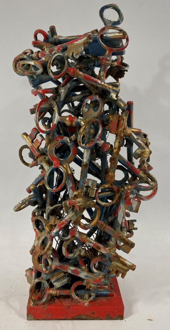 Ecole moderne - Sculpture composée d'une accumulation de clés rehaussées de pei…