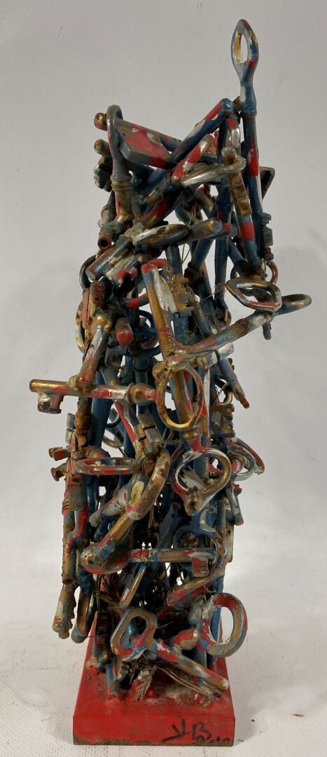 Ecole moderne - Sculpture composée d'une accumulation de clés rehaussées de pei…