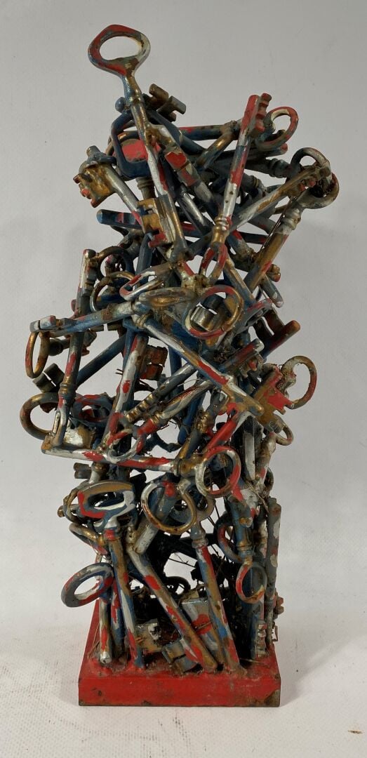 Ecole moderne - Sculpture composée d'une accumulation de clés rehaussées de pei…