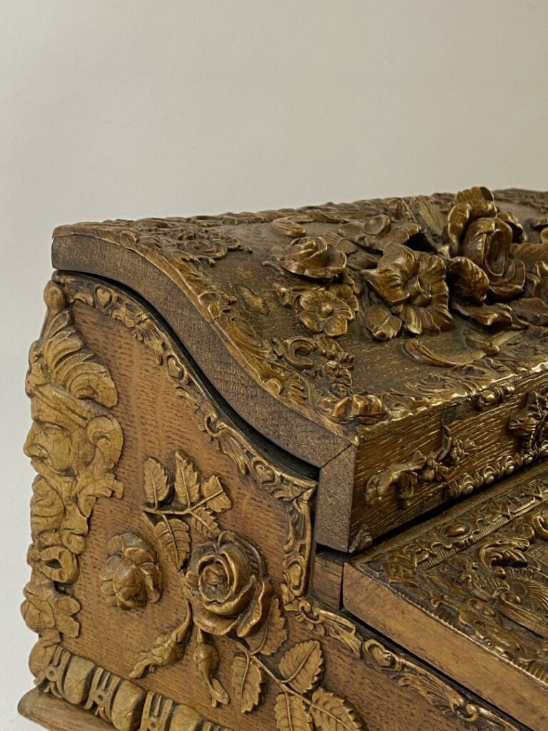Ecritoire en bois à riche sculpté de fleurs - H: 19 cm - L: 35 cm - P: 30 cm