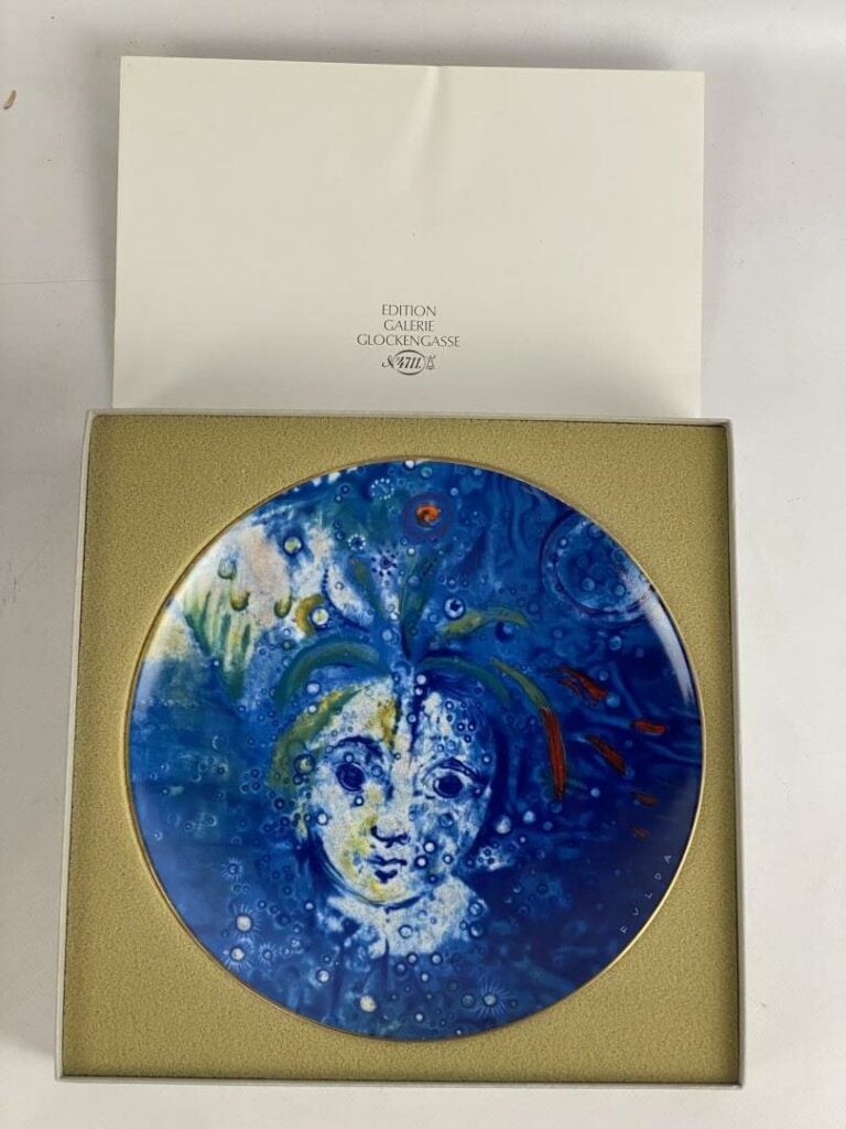 Edition Galerie GLOCKENGASSE - Assiette en porcelaine polychrome à décor de per…