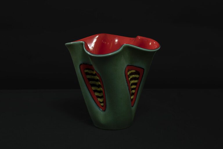 ELCHINGER - Vase de forme libre en céramique émaillée polychrome - Signé Elchin…