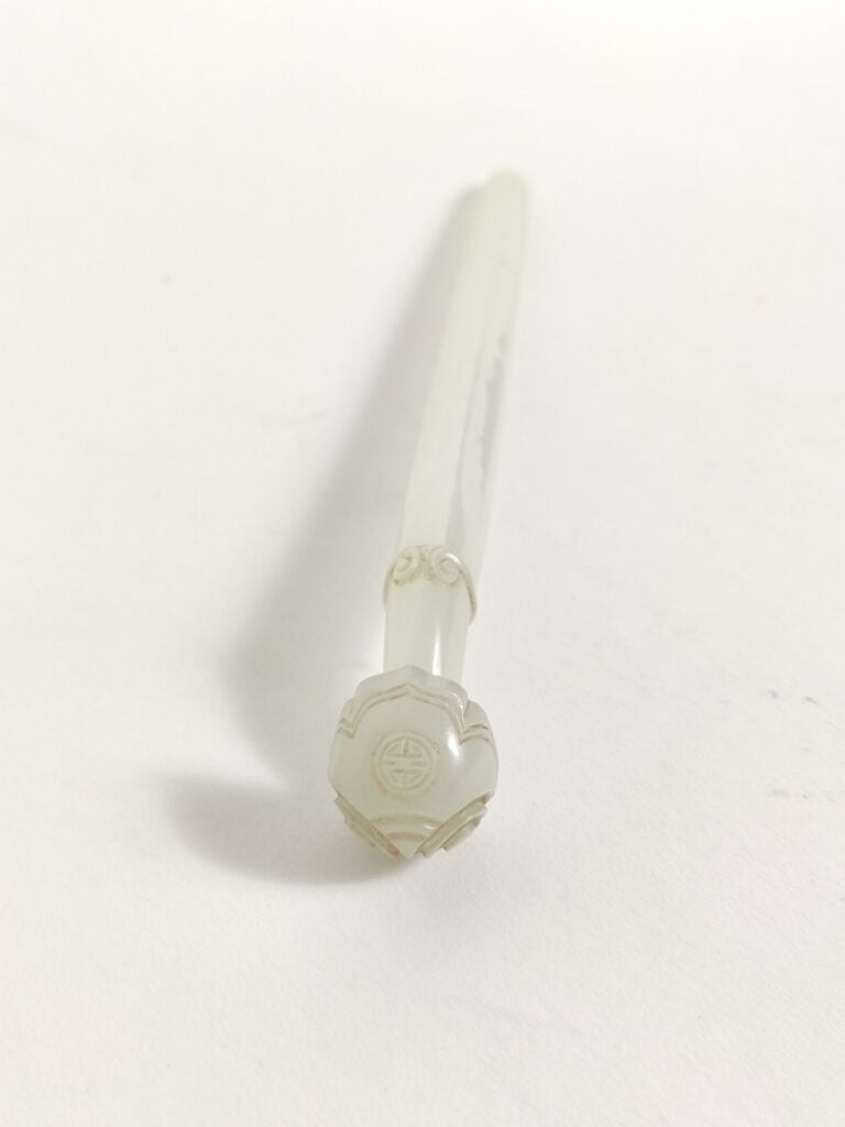 ELEMENT DE COIFFURE EN JADE - Chine - Sa tête à décor de volutes et d'un symbol…