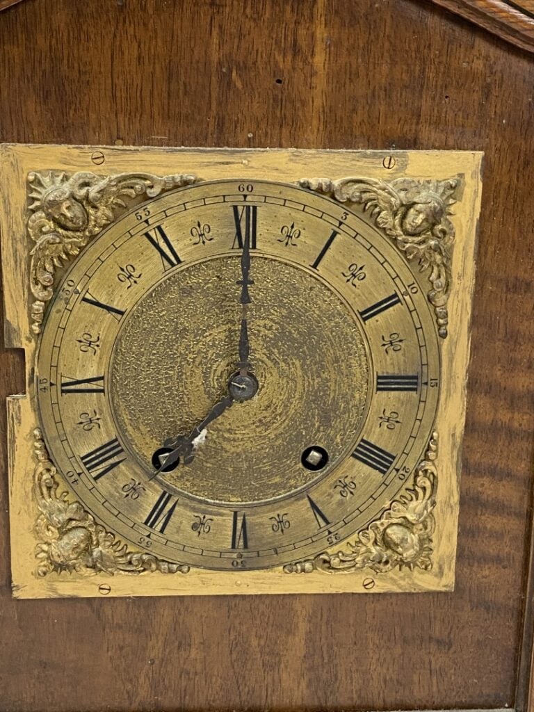 Elément de pendule en bois de placage à fronton mouluré, cadran en laiton orné…