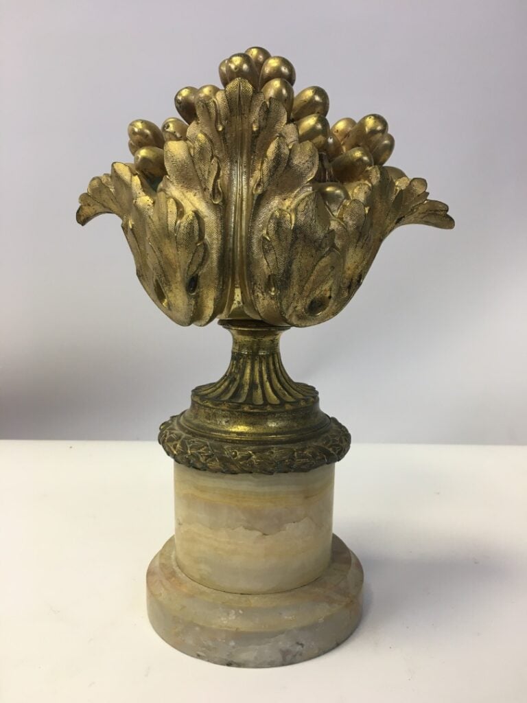 Elément décoratif en bronze représentant une grappe dans des feuilles d'acanthe…