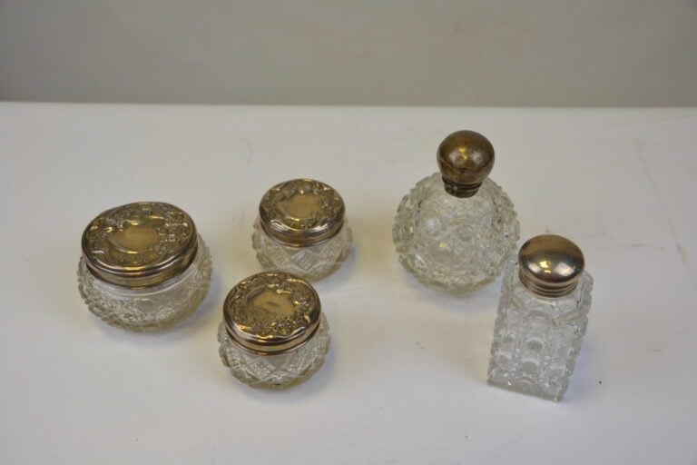 Eléments de garniture de toilette comprenant cinq boites et flacons et trois br…