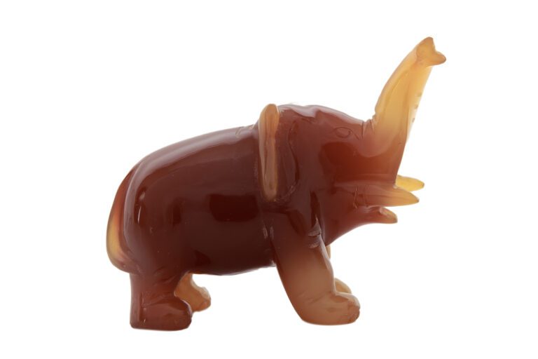 Elephant en agate, dans le goût de Fabergé. - Hauteur: 7 cm.