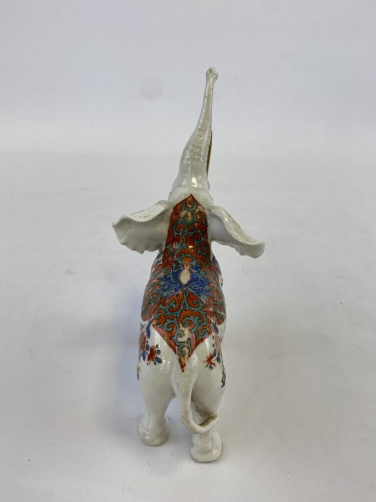Elephant en céramique dans le goût asiatique - (estompe du décor)