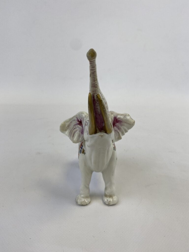 Elephant en céramique dans le goût asiatique - (estompe du décor)