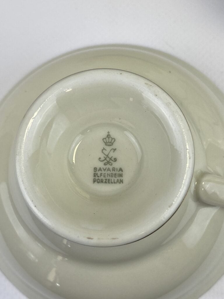ELFENBEIN - Allemagne - Six tasses et leur sous-tasses - Signé - (estompes au d…