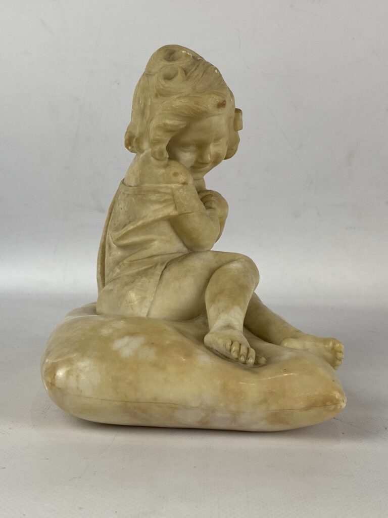 Emilio FIASCHI (1858-1941) - Jeune fille assise sur un coussin - Sujet sculpté…