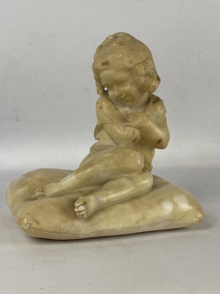 Emilio FIASCHI (1858-1941) - Jeune fille assise sur un coussin - Sujet sculpté…