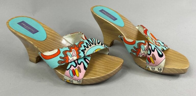 Emilio PUCCI - Paire de sabots en bois et brides en tissu à motifs polychromes…
