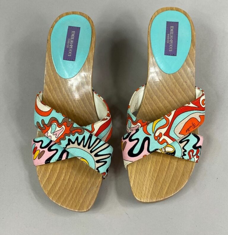 Emilio PUCCI - Paire de sabots en bois et brides en tissu à motifs polychromes…