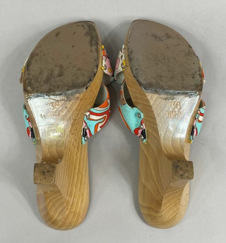 Emilio PUCCI - Paire de sabots en bois et brides en tissu à motifs polychromes…