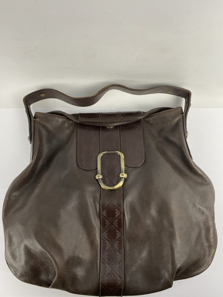 EMPORIO ARMANI - Sac en cuir chocolat porté épaule une poche intérieure zippée…
