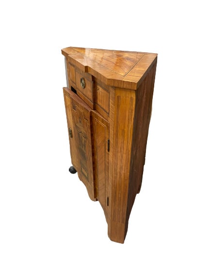 Encoignure en bois de placage à léger ressaut ouvrant par une porte à décor mar…