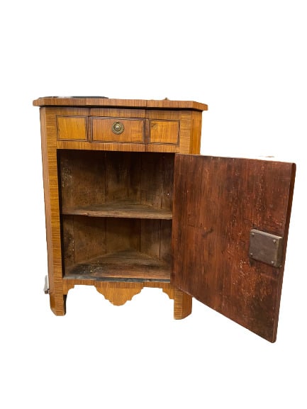 Encoignure en bois de placage à léger ressaut ouvrant par une porte à décor mar…