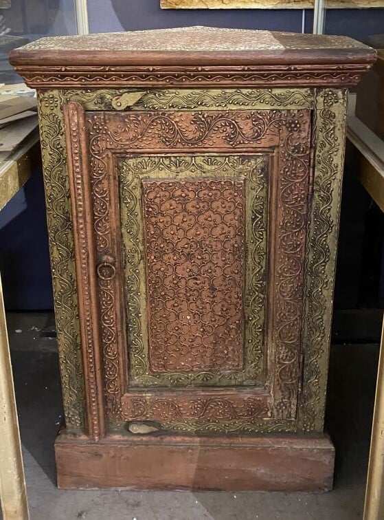Encoignure en bois mouluré peint polychrome à motifs de frises stylisés en lége…