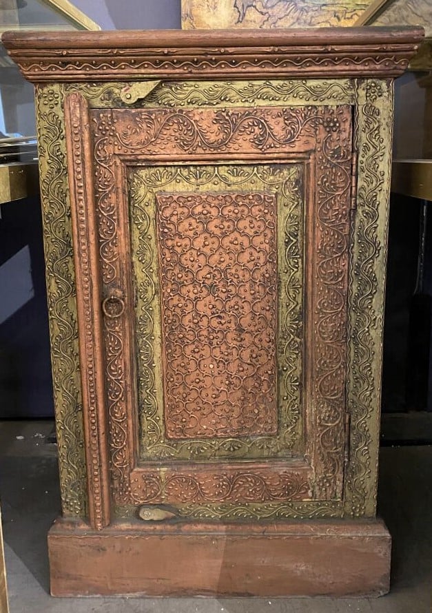 Encoignure en bois mouluré peint polychrome à motifs de frises stylisés en lége…