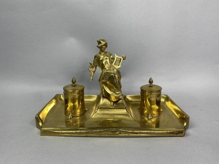 Encrier de bureau en laiton poli figurant une jeune femme assise jouant de la h…