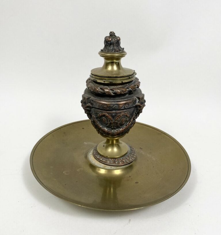 Encrier en bronze à masques fémininset guirlandes laurées sur socle circulaire…