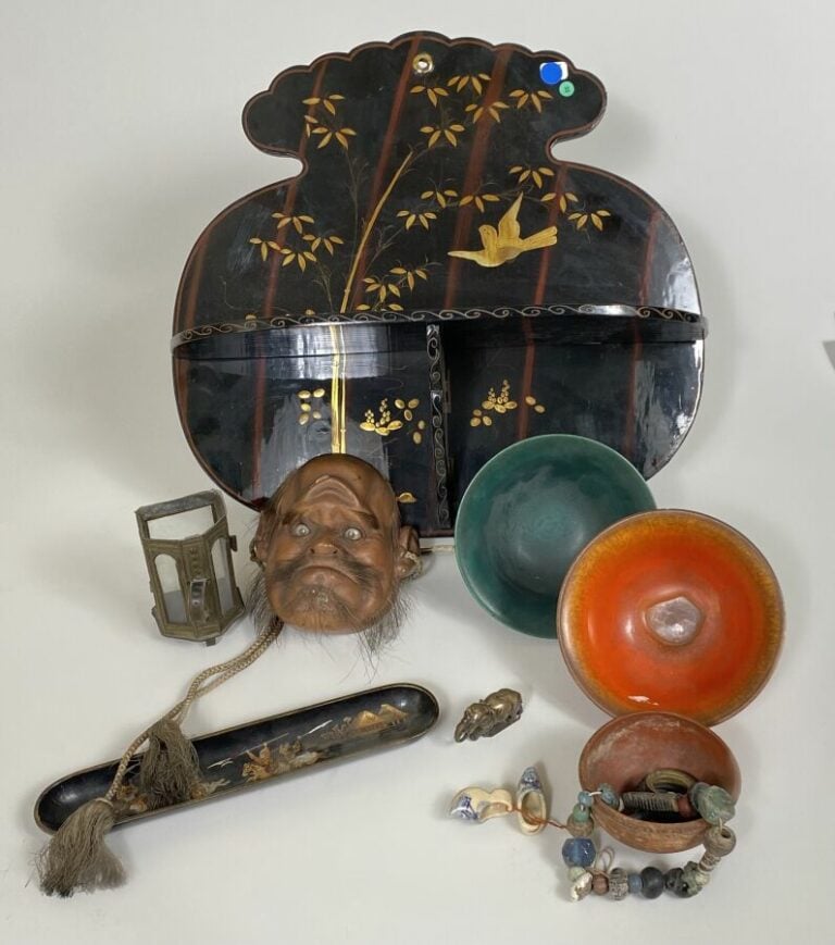 Ensemble comprenant : masque asiatique, 2 bols, boîte éléphant, plumier, et tab…