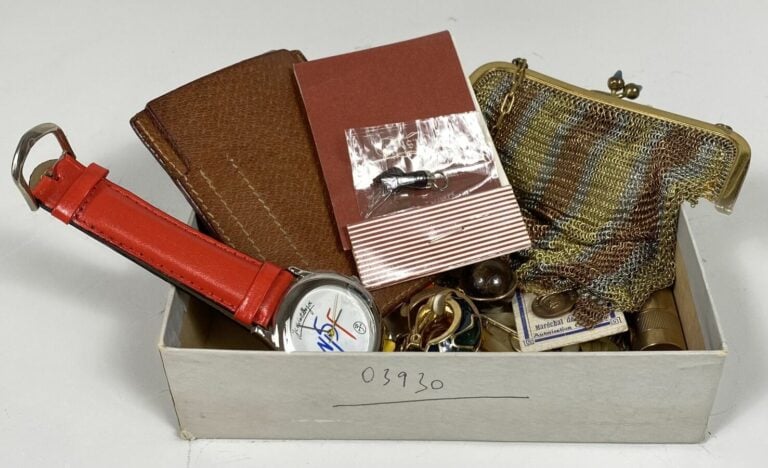 Ensemble comprenant : montre fantaisie Castelbajac, pins, sac en métal, , pende…