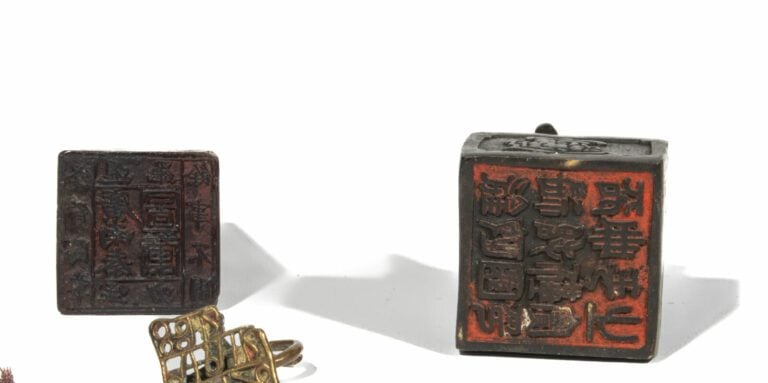 Ensemble comprenant : - - Un cachet en bronze, - - Un cachet en bois - - Trois…
