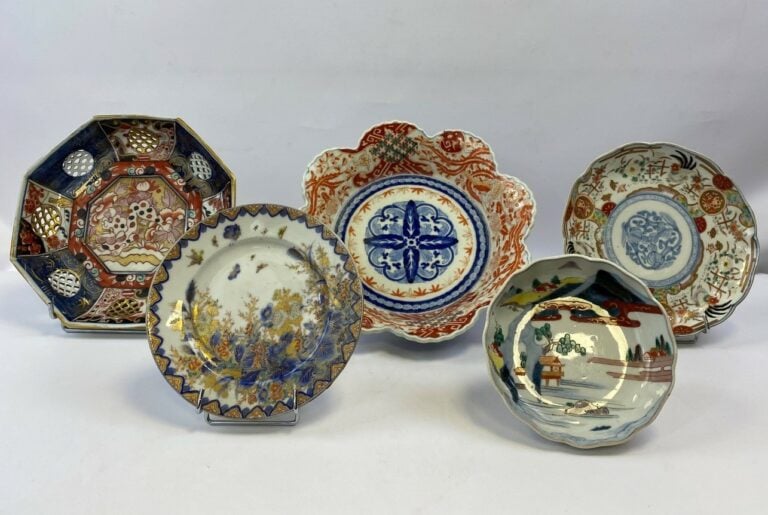 ENSEMBLE D'ASSIETTES EN PORCELAINE - Japon et dans le goût japonais - Comprenan…