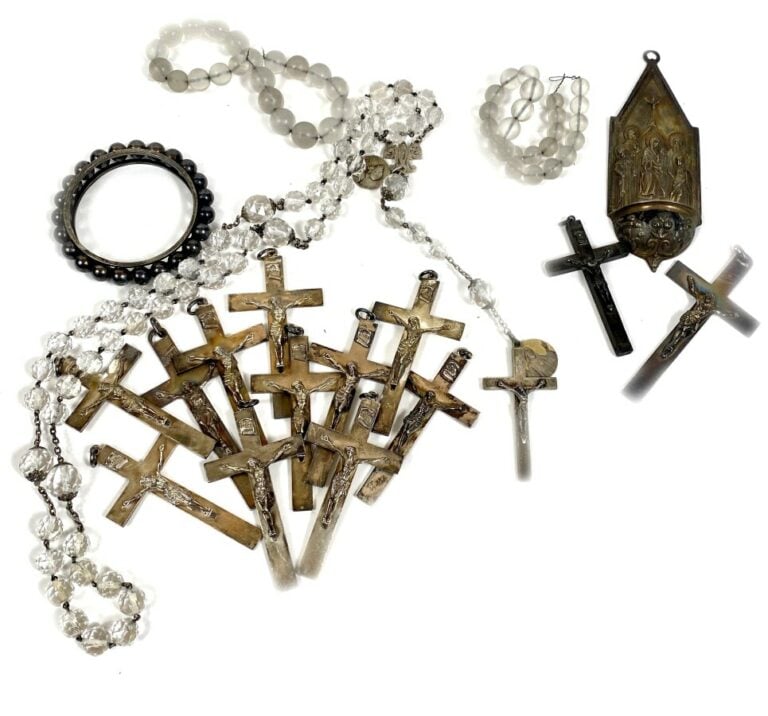 Ensemble de 11 crucifix en argent . Poids : 400 g - On joint : Un lot de chapel…