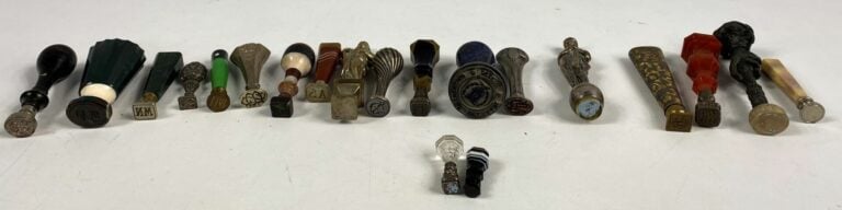 Ensemble de 16 sceaux à cacheter, le manche en agate, bois tourné, cornaline, o…