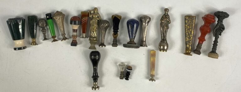 Ensemble de 16 sceaux à cacheter, le manche en agate, bois tourné, cornaline, o…