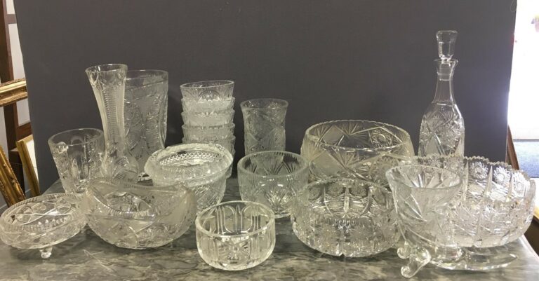 Ensemble de 19 pièces en cristal taillé, comprenant vases, coupes, saladier et…