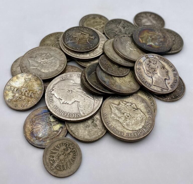 Ensemble de 32 pièces diverses comprenant : - - - 4 pièces de 1 florin de type…