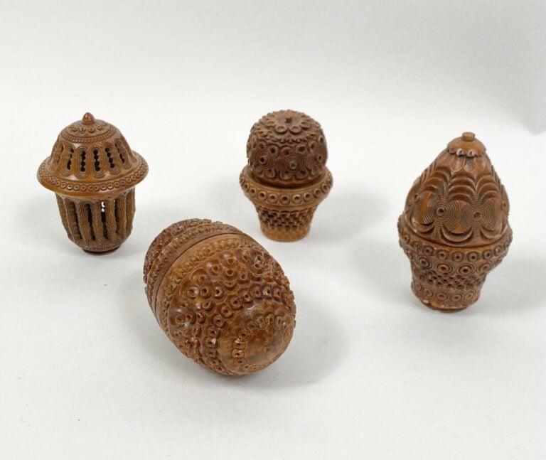 Ensemble de 4 boîtes à chapelet en noix de corozo sculptée de motifs géométriqu…