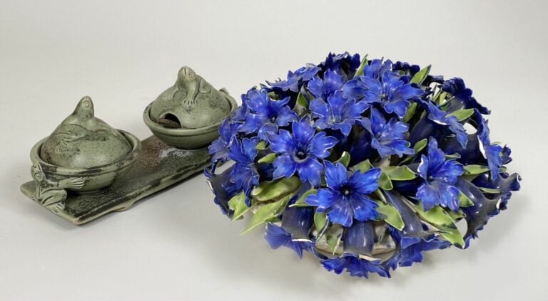 Ensemble de 6 pots à crème en porcelaine émaillée de fleurettes stylisées et so…