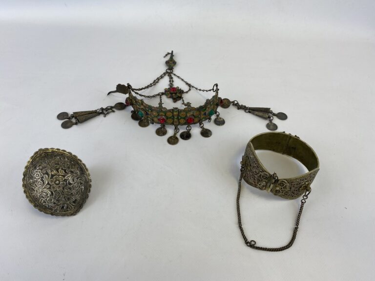 Ensemble de bijoux berbères en argent et métal comprenant un fibule / boucle de…