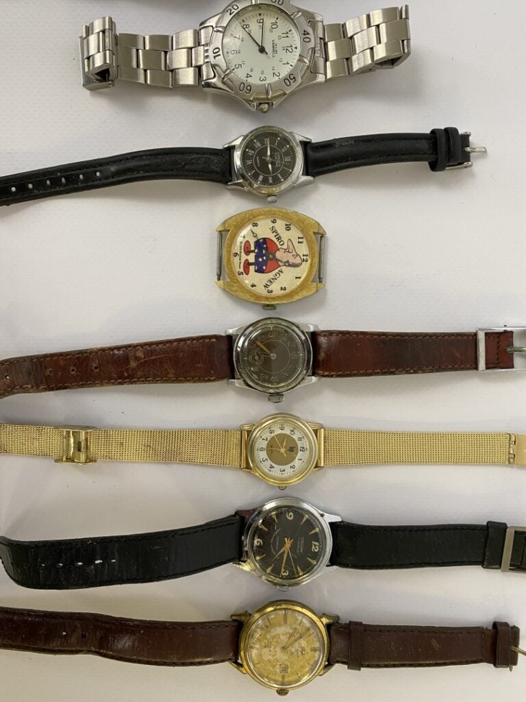 Ensemble de bijoux fantaisies et montres.