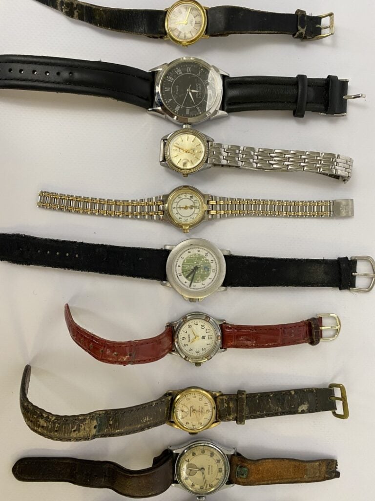 Ensemble de bijoux fantaisies et montres.